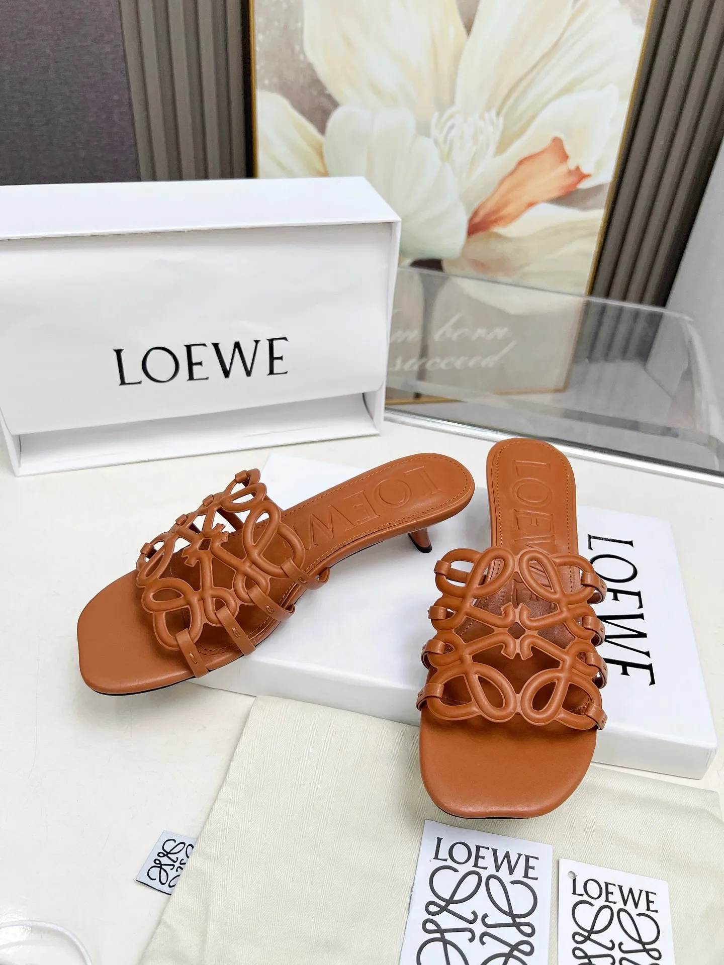 👟👟Ex-factory price 500👟👟 LOEWE 2025 SS summer limited edition hollow slippers, it is a very comprehensive noble fashion brand, highly recommended to all little fairies.   1⃣️Material: Imported cowhide 2⃣️Inner lining: Imported Italian lambskin, super soft and delicate 3⃣️Outsole: Imported Italian original original color genuine leather outsole Heel height 4.5 4⃣️Code number: 35 to 39 (40.41.42.43. Customized)